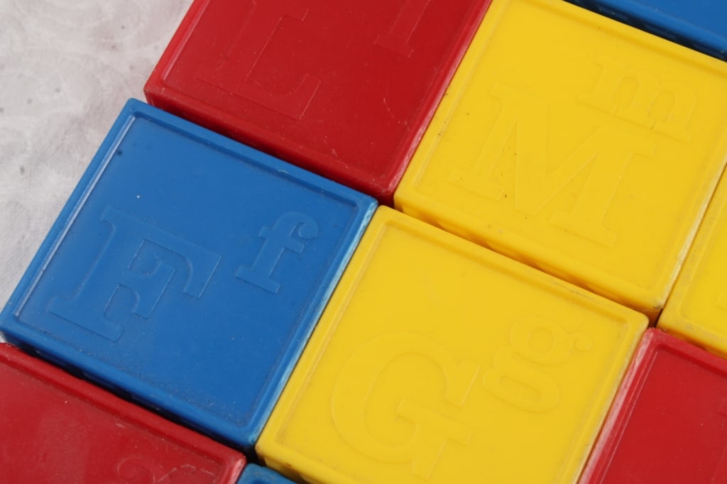 Tupperware Busy Blocks 25 with Toys Inside - 6