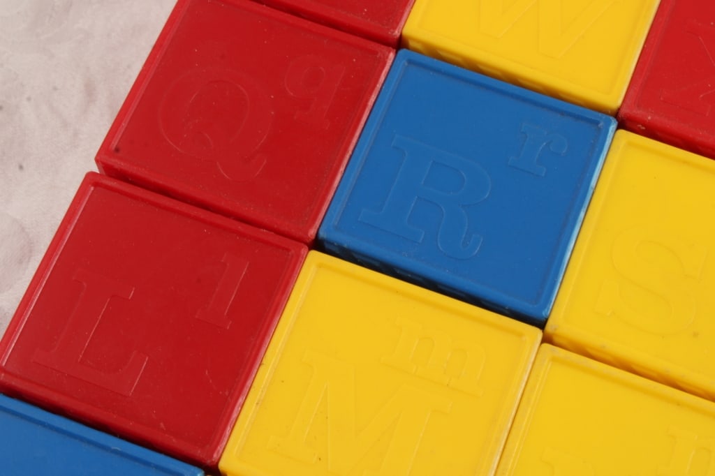Tupperware Busy Blocks 25 with Toys Inside - 7