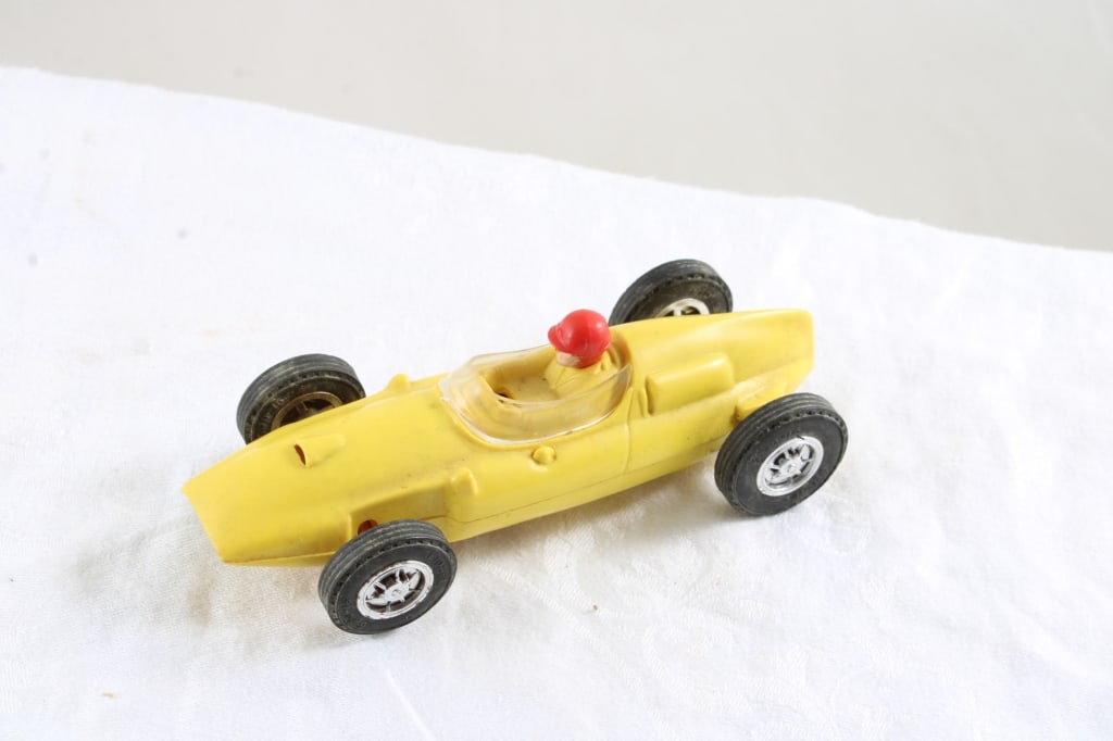 Lionel Cooper Roadster Yellow Slot Car 1:32 1964: Lionel Cooper Roadster Yellow Slot Car 1:32 1964 - Works. Lot Size 5" x 2" x 2". .5 Lb. All information and photos are intended to be as accurate as possible, but errors are possible. No item may