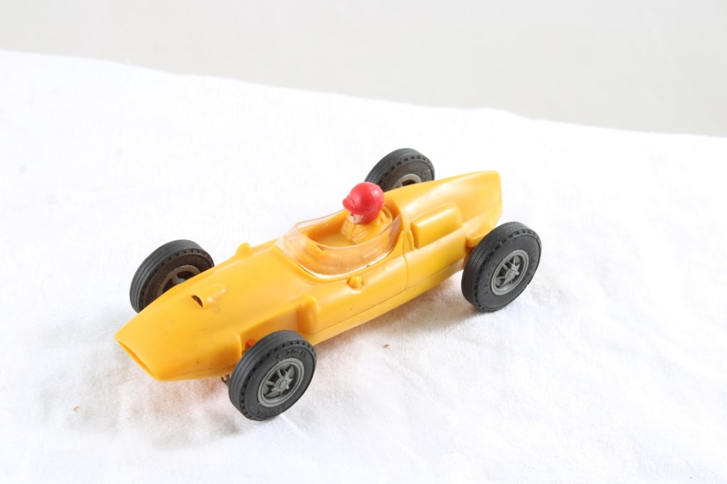 Lionel Cooper Roadster Yellow Slot Car 1:32 1964: Lionel Cooper Roadster Yellow Slot Car 1:32 1964 - Works. Lot Size 5" x 2" x 2". .5 Lb. All information and photos are intended to be as accurate as possible, but errors are possible. No item may
