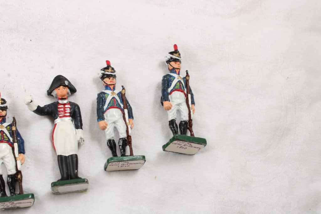 Stone Castle 10 Miniature Soldiers in Box - 9
