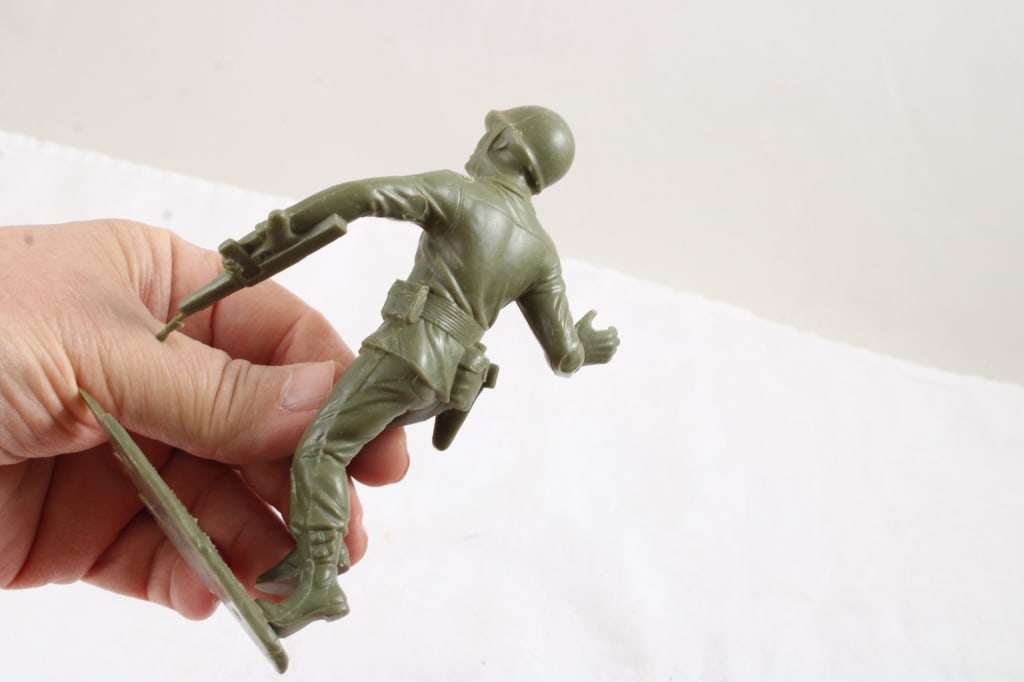 5 Marx Red Russian & 1 USMC Plastic Soldiers 6" - 14