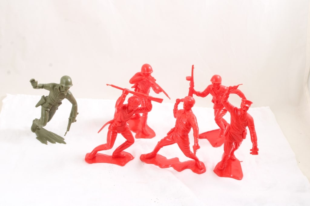 5 Marx Red Russian & 1 USMC Plastic Soldiers 6" (1 of 14)