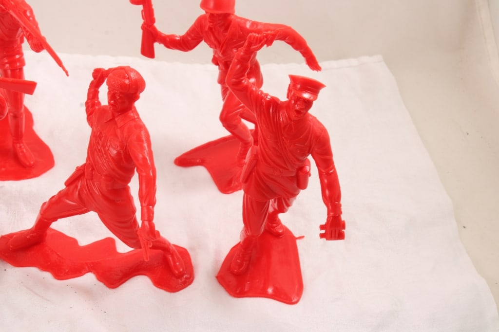 5 Marx Red Russian & 1 USMC Plastic Soldiers 6" - 2