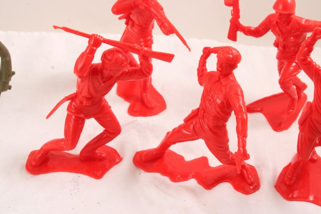 5 Marx Red Russian & 1 USMC Plastic Soldiers 6" - 3