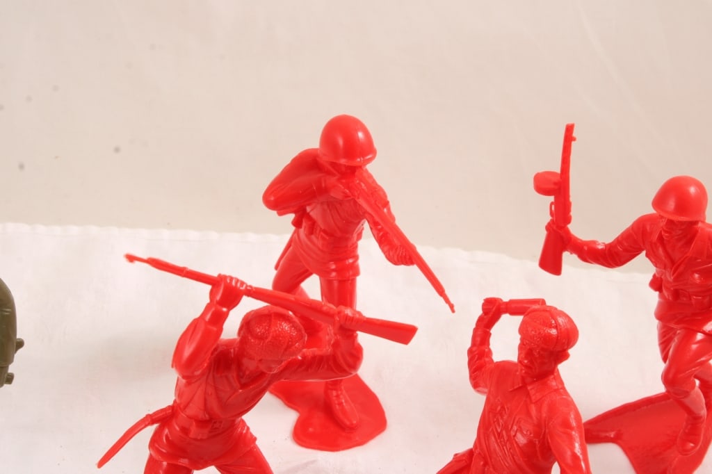 5 Marx Red Russian & 1 USMC Plastic Soldiers 6" - 4