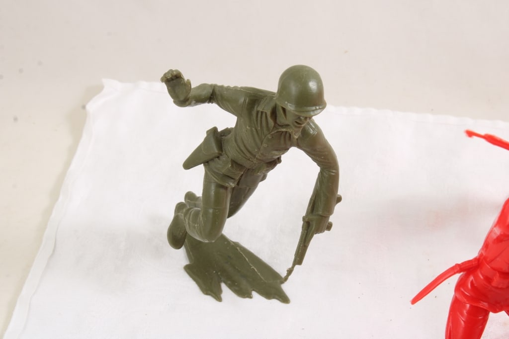 5 Marx Red Russian & 1 USMC Plastic Soldiers 6" - 5