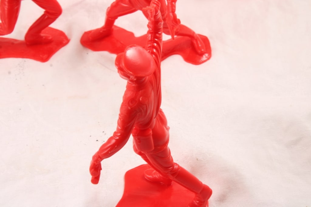 5 Marx Red Russian & 1 USMC Plastic Soldiers 6" - 6