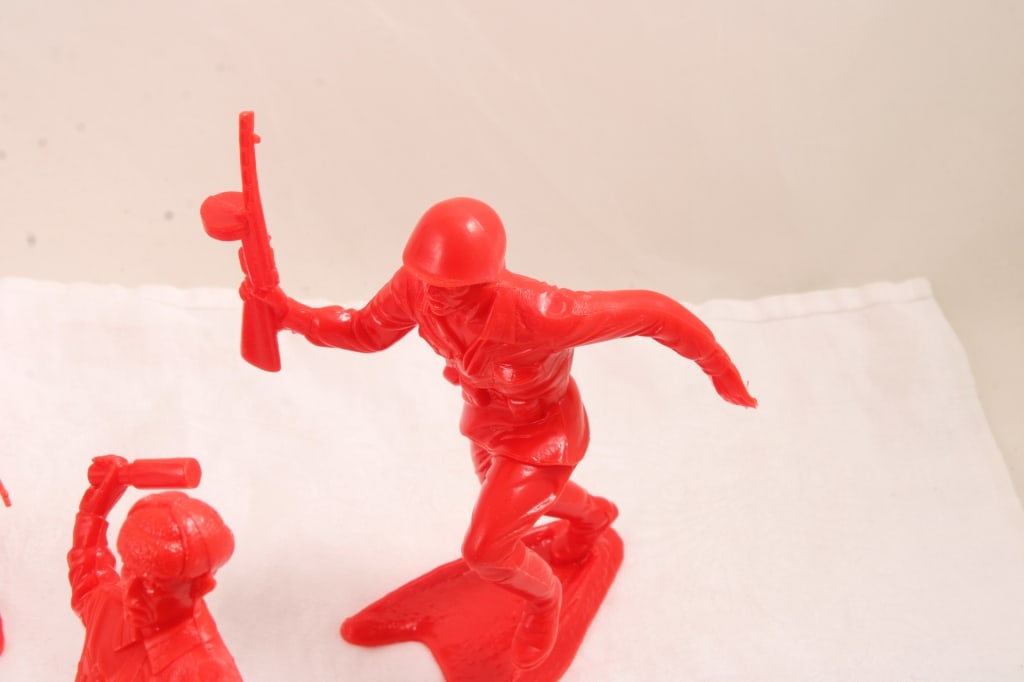 5 Marx Red Russian & 1 USMC Plastic Soldiers 6" - 8