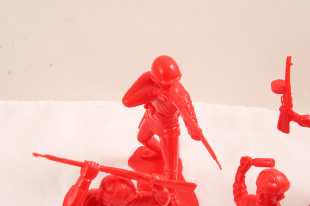 5 Marx Red Russian & 1 USMC Plastic Soldiers 6" - 9