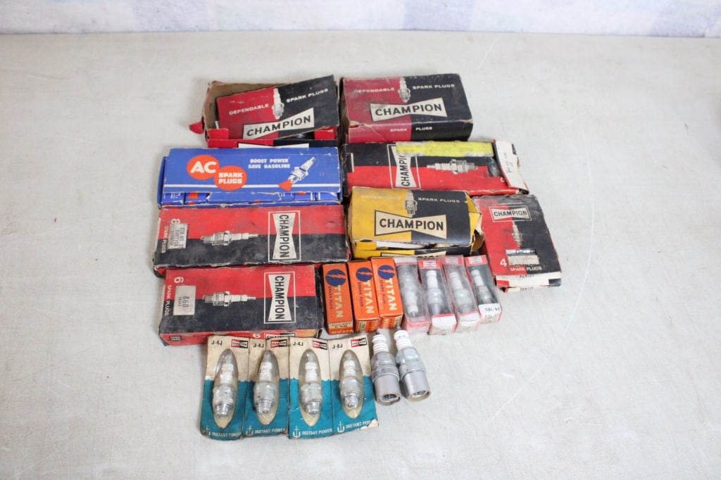 Vintage Selection of New/Old Unused Spark Plugs (1 of 20)