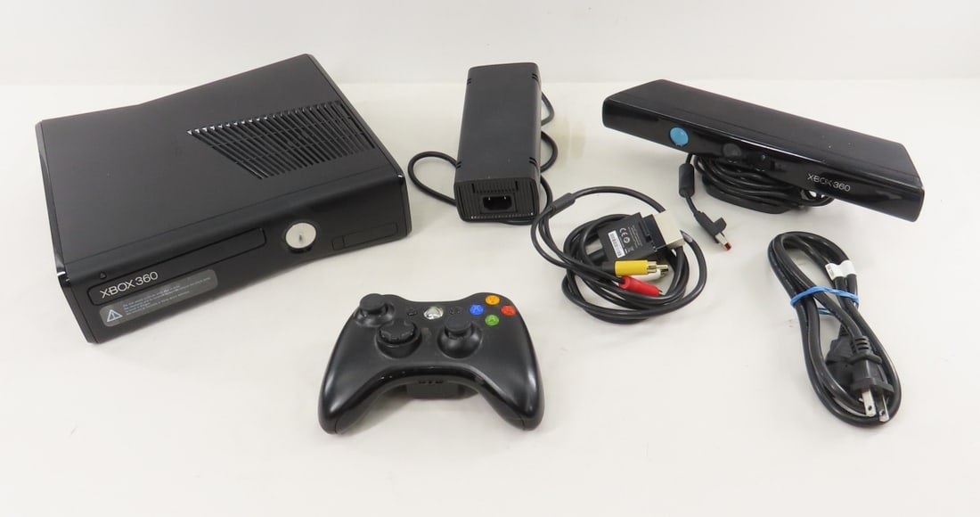 XBOX 360 Console, Wireless Remote, Motion Sensor (1 of 15)