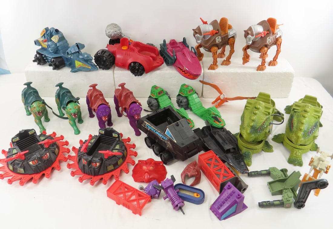 Masters of The Universe Vehicles Battle Cat & more: Masters of The Universe Vehicles Battle Cat & more - Masters of the Universe Various Vehicles, Battle Cats & Accessories. Lot Size: 18x16x15", 15 lbs All information and photos are intended to be as