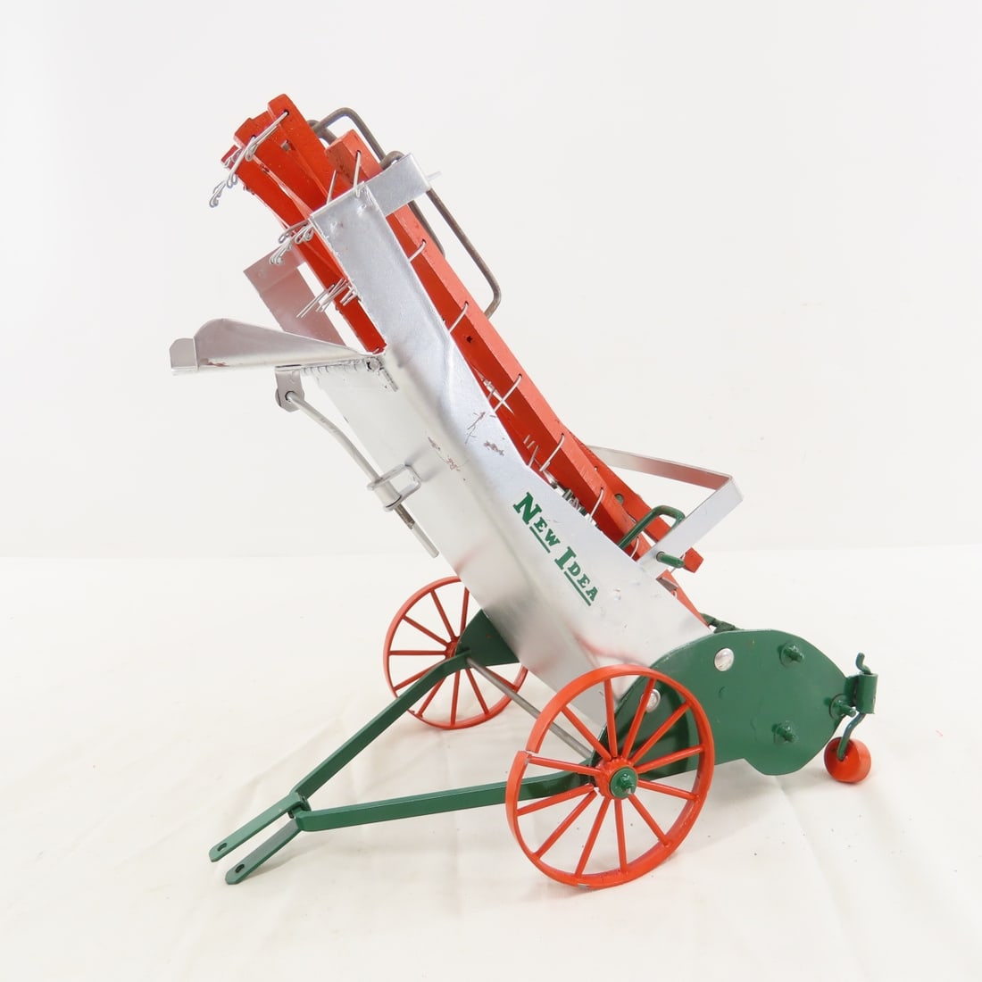 Scratch Built New Idea Hay Loader 1:16: Scratch Built New Idea Hay Loader 1:16 - unknown maker, metal 7 wood, LOT SIZE: 13x6x6", 2 LBS All information and photos are intended to be as accurate as possible, but errors are possible. No item m