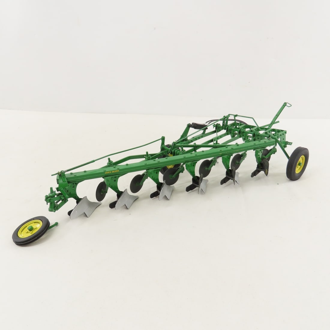 Scratch Built John Deere 680 6 Bottom Plow: Scratch Built John Deere 680 6 Bottom Plow - by Jim Buske, (wheel broken off), metal 1:16, LOT SIZE: 16x6x4", 1.5 LBS All information and photos are intended to be as accurate as possible, but errors
