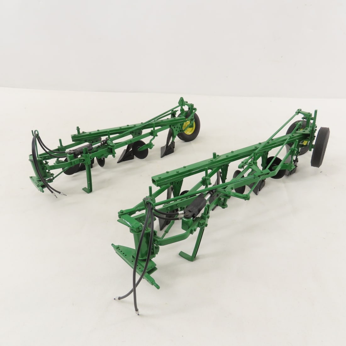 2 Scratch Built John Deere Plows- 145A 3 & 4 Plows: 2 Scratch Built John Deere Plows- 145A 3 & 4 Plows - unknown makers, (damage on 3 plow), metal 1:16, LOT SIZE: 13x8x4", 2 LBS All information and photos are intended to be as accurate as possible,