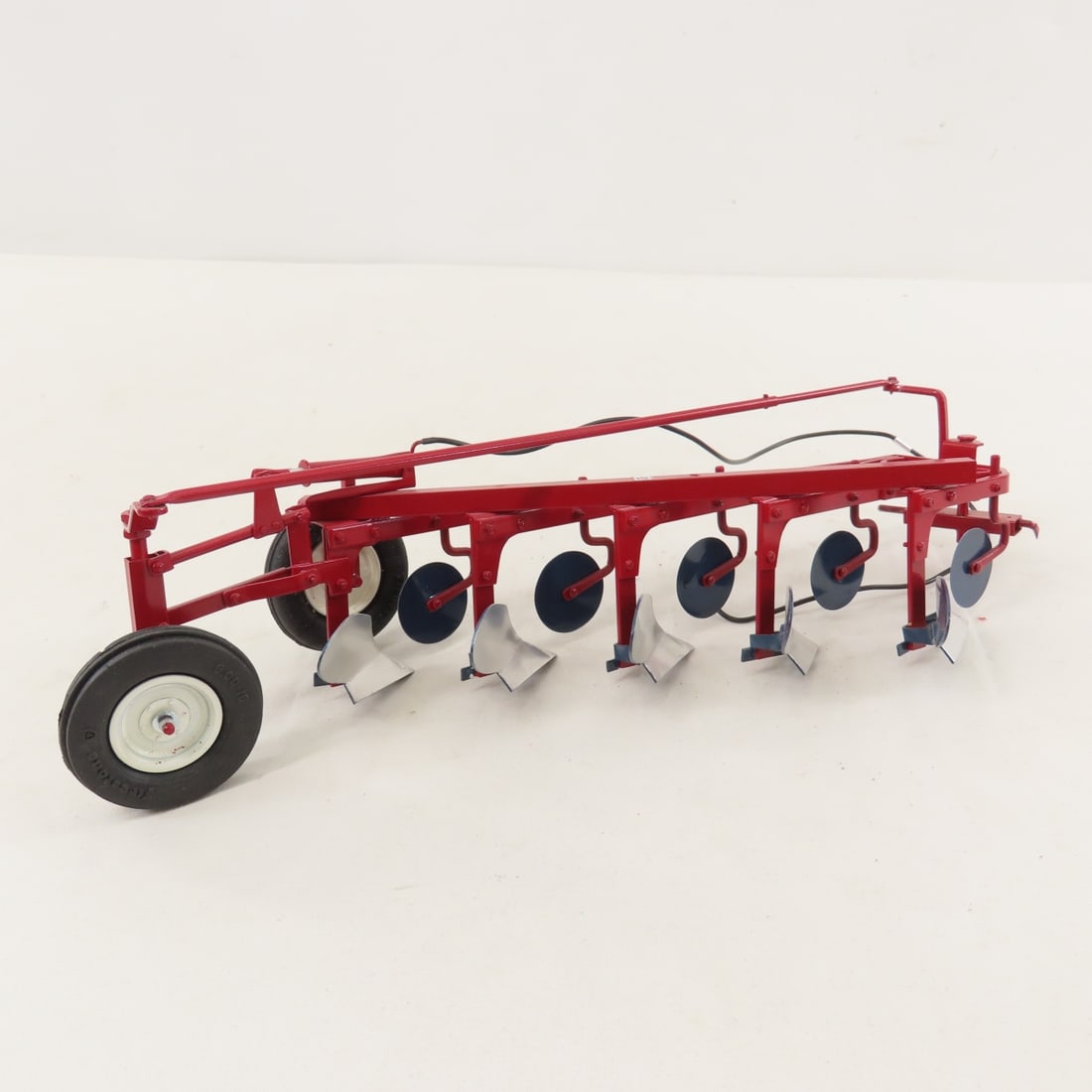 Scratch Built International Mod 550 5 Bottom Plow: Scratch Built International Mod 550 5 Bottom Plow - steerable, by Carl Meyer, metal, 1:16, LOT SIZE: 10x6x4", 1 lb All information and photos are intended to be as accurate as possible, but errors