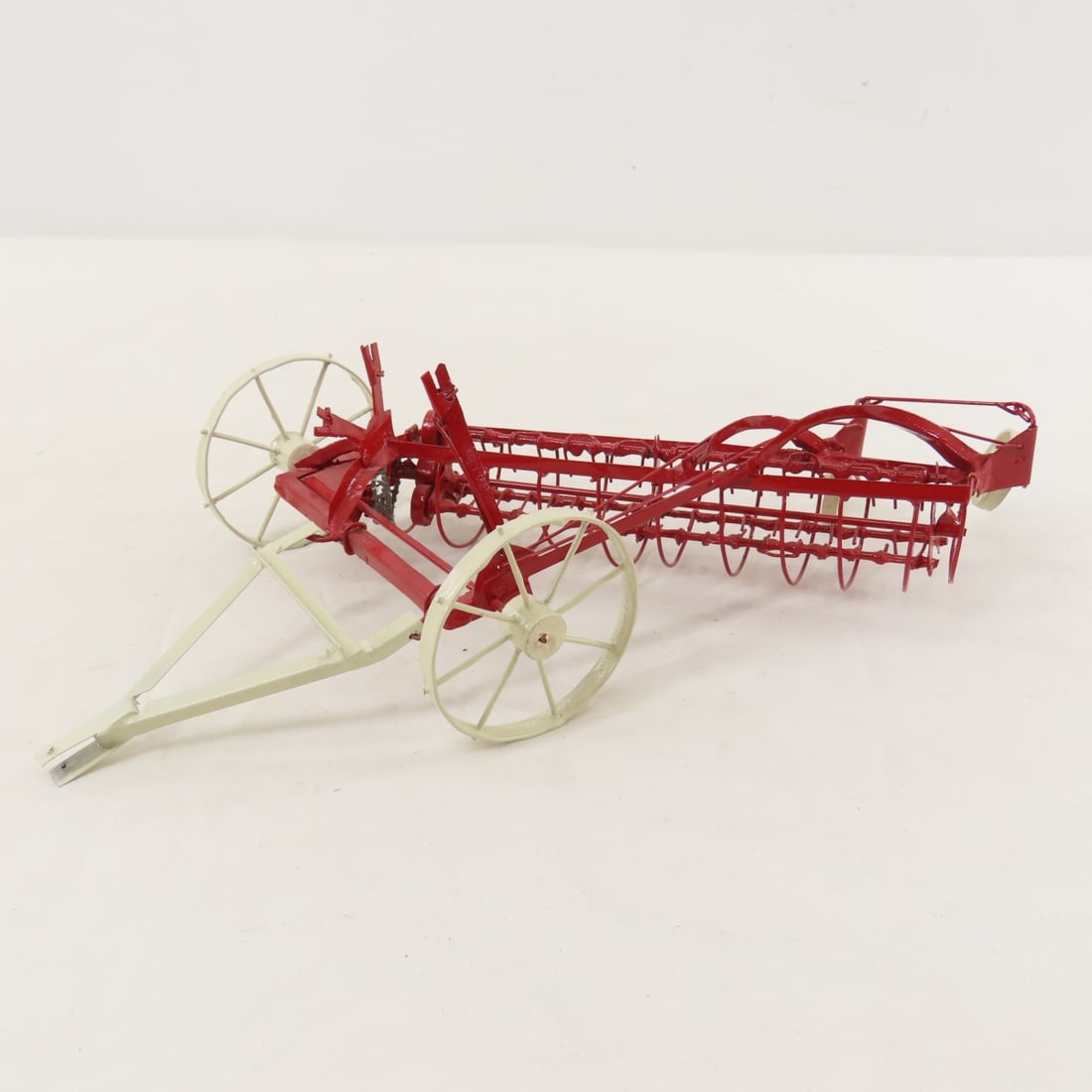 Scratch Built Side Delivery Hay Rake: Scratch Built Side Delivery Hay Rake - by Norman French, 1:16, metal, LOT SIZE: 10x9x5", 1 LB All information and photos are intended to be as accurate as possible, but errors are possible. No item ma