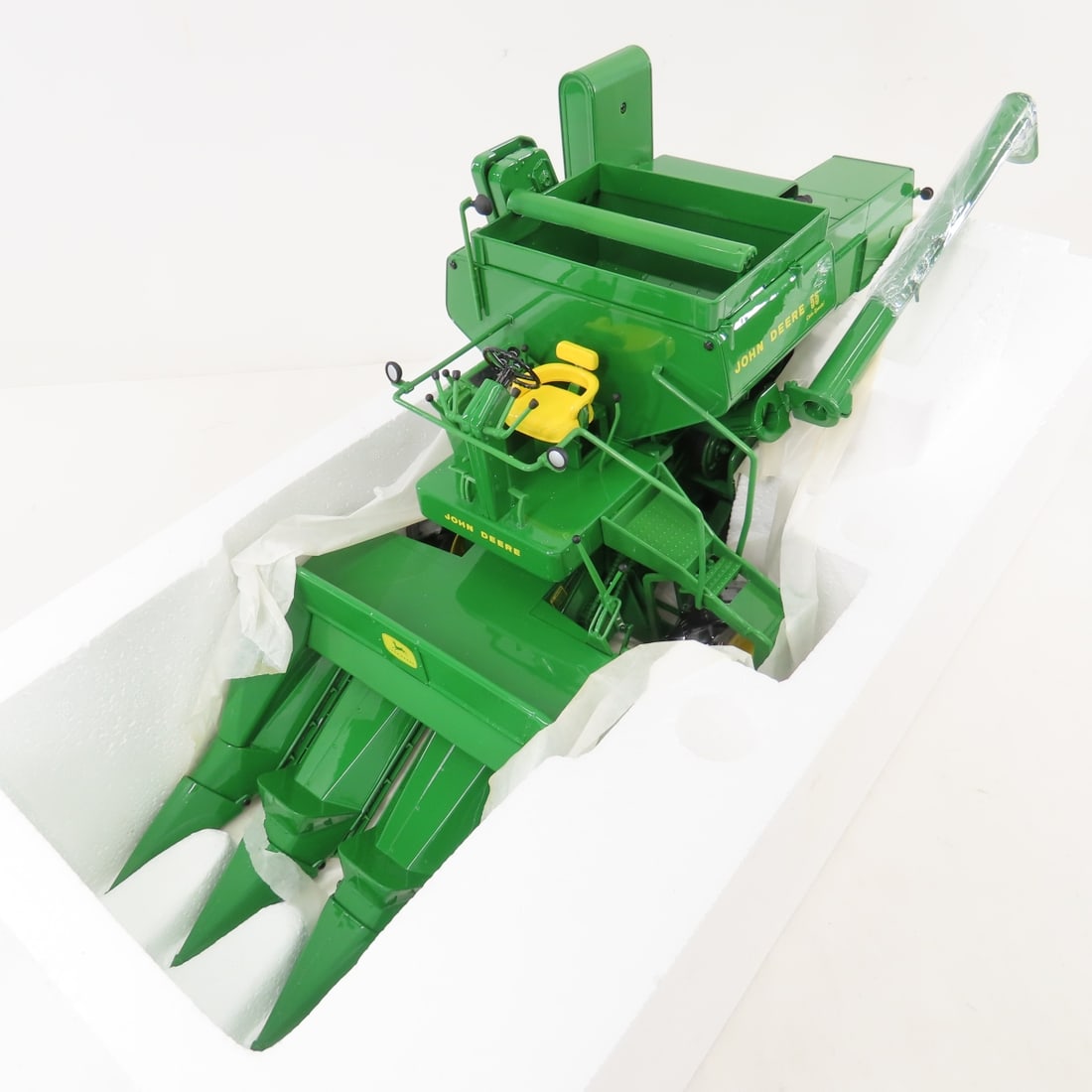 ERTL Britains 1:16 John Deere Prestige 55 Combine - 2