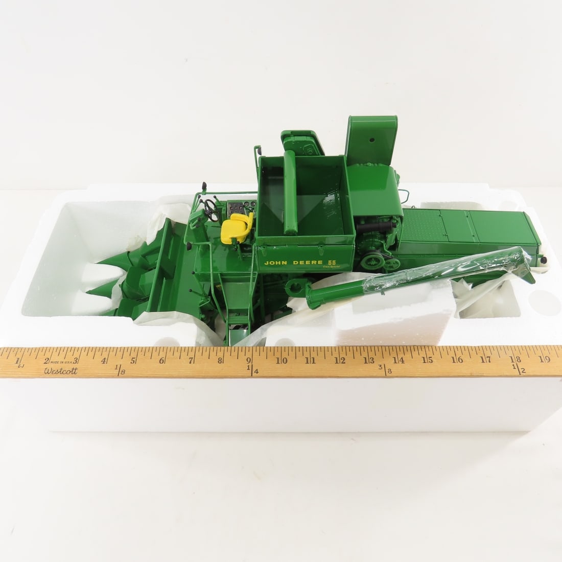 ERTL Britains 1:16 John Deere Prestige 55 Combine - 3