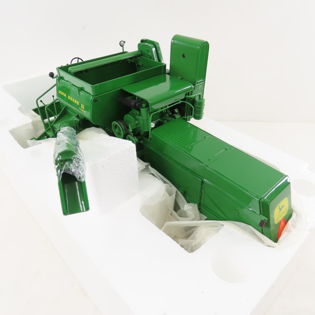 ERTL Britains 1:16 John Deere Prestige 55 Combine - 4