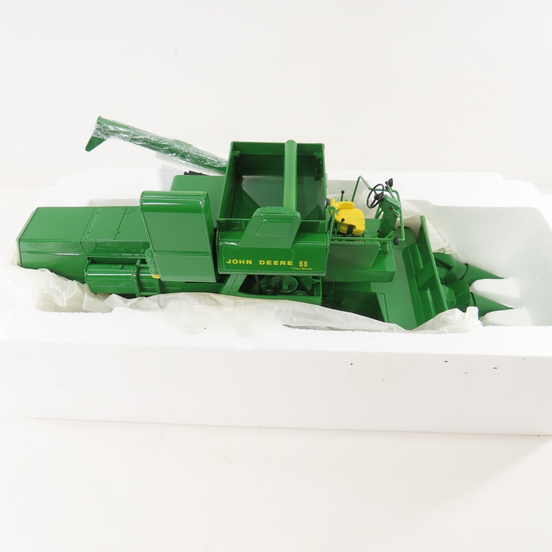 ERTL Britains 1:16 John Deere Prestige 55 Combine - 7