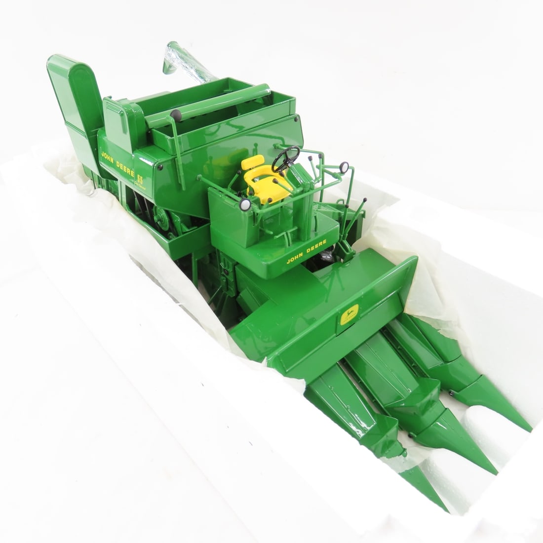 ERTL Britains 1:16 John Deere Prestige 55 Combine - 8
