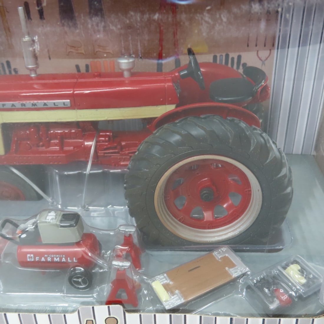 ERTL Case Farmall 460 Restoration Tractor 1:16 - 11