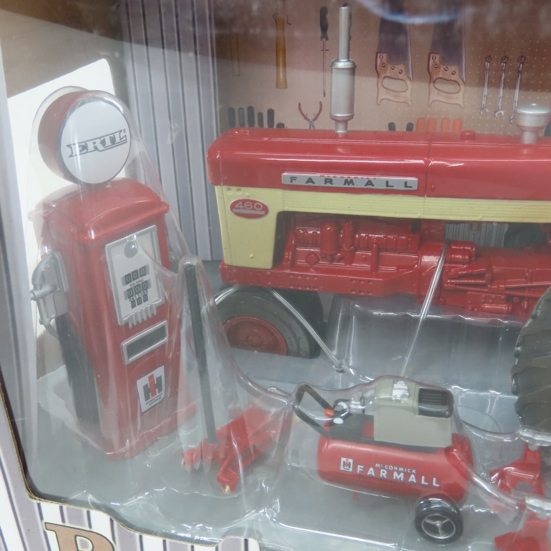 ERTL Case Farmall 460 Restoration Tractor 1:16 - 12