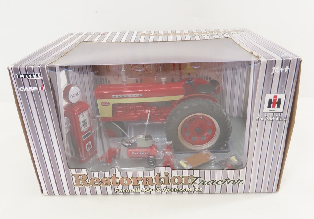 ERTL Case Farmall 460 Restoration Tractor 1:16 (1 of 12)
