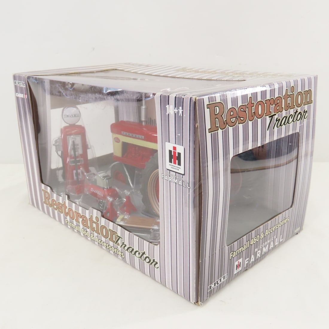 ERTL Case Farmall 460 Restoration Tractor 1:16 - 8