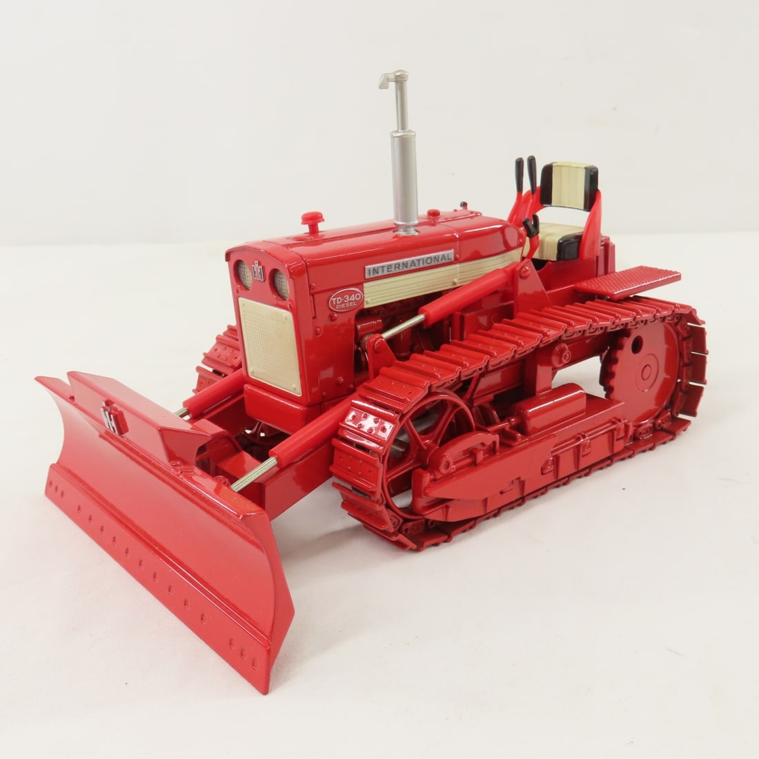 ERTL 1:16 Intl TD-340 1999 Farm Toy Show Tractor - 2