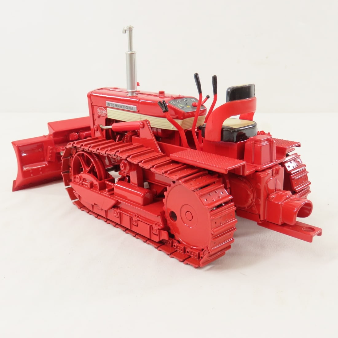 ERTL 1:16 Intl TD-340 1999 Farm Toy Show Tractor - 4