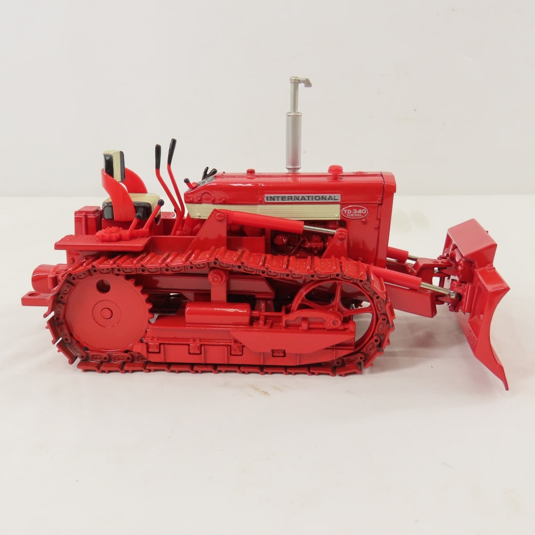 ERTL 1:16 Intl TD-340 1999 Farm Toy Show Tractor - 7