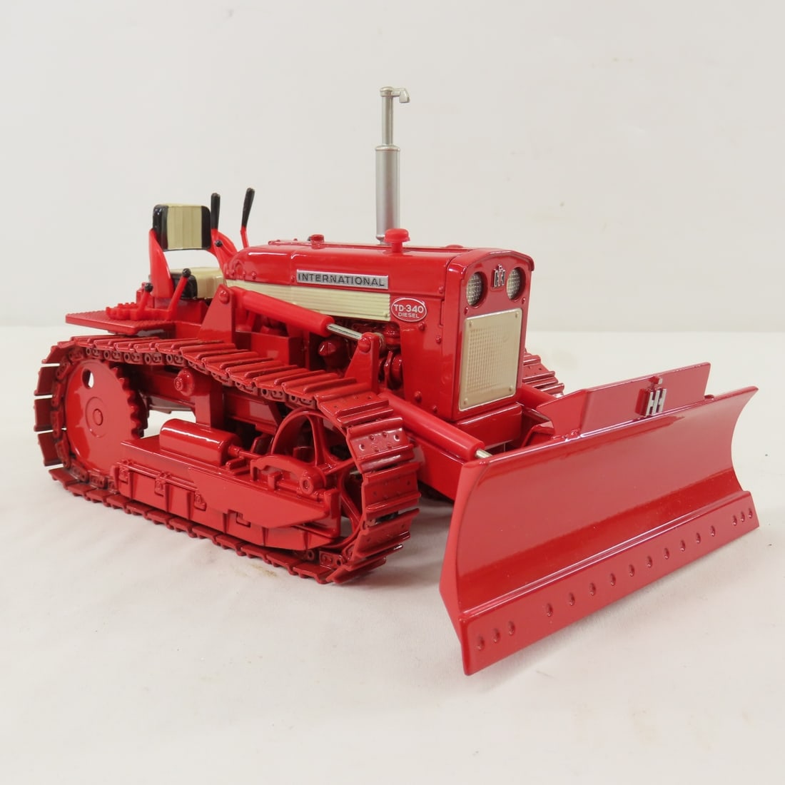 ERTL 1:16 Intl TD-340 1999 Farm Toy Show Tractor - 8