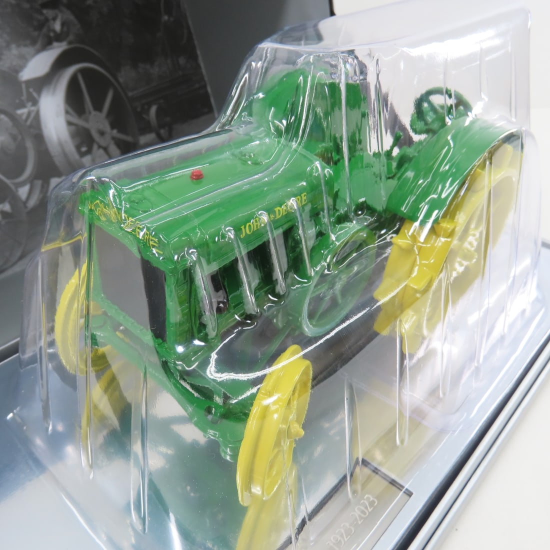 ERTL John Deere Prestige Model D 100th Anniversary - 9
