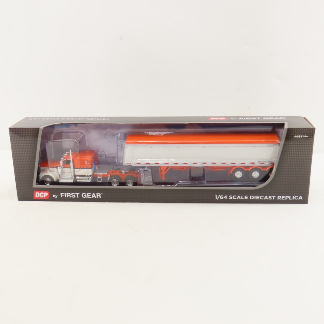 DCP First Gear 1:64 Scale Kenworth W900A Flattop: DCP First Gear 1:64 Scale Kenworth W900A Flattop - Orange/Pearl 60-1265 1/64 Scale Kenworth W900A with 60" Flat Top Sleeper & Lode King Distinction Tri-Axle Hopper Trailer. Lot Size: 16x4x3" 1 lb All