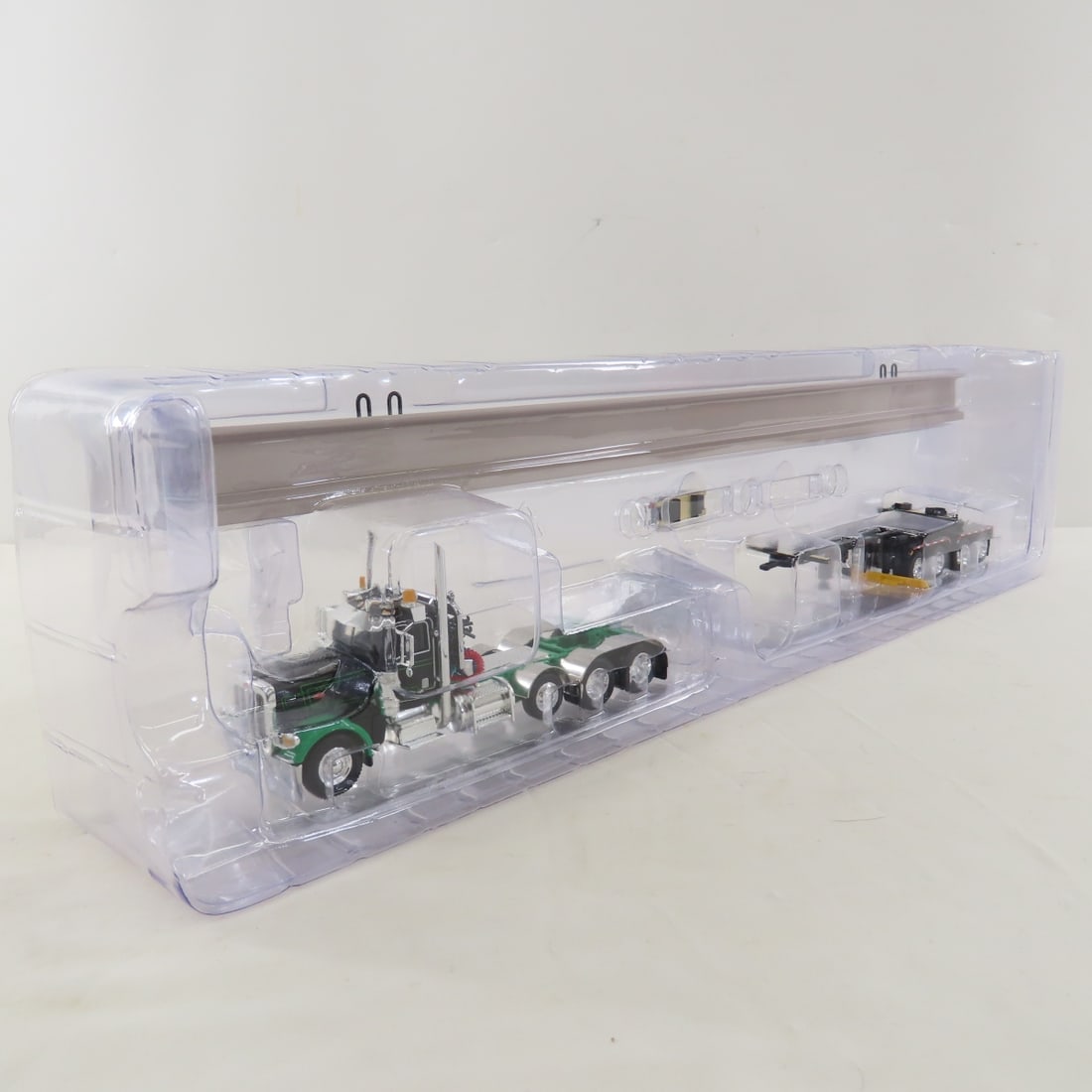 DCP First Gear 1:64 Peterbilt 389 w Beam Load - 2
