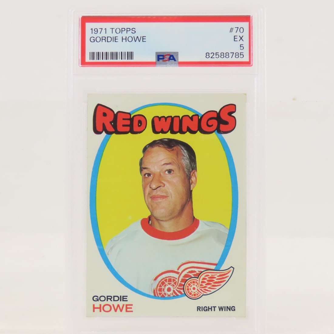 1971 Topps Gordie Howe #70 PSA 5 EX: 1971 Topps Gordie Howe #70 PSA 5 EX - Lot Size 5.5x3.5x.5" 1 LB All information and photos are intended to be as accurate as possible, but errors are possible. No item may be returned or refused based