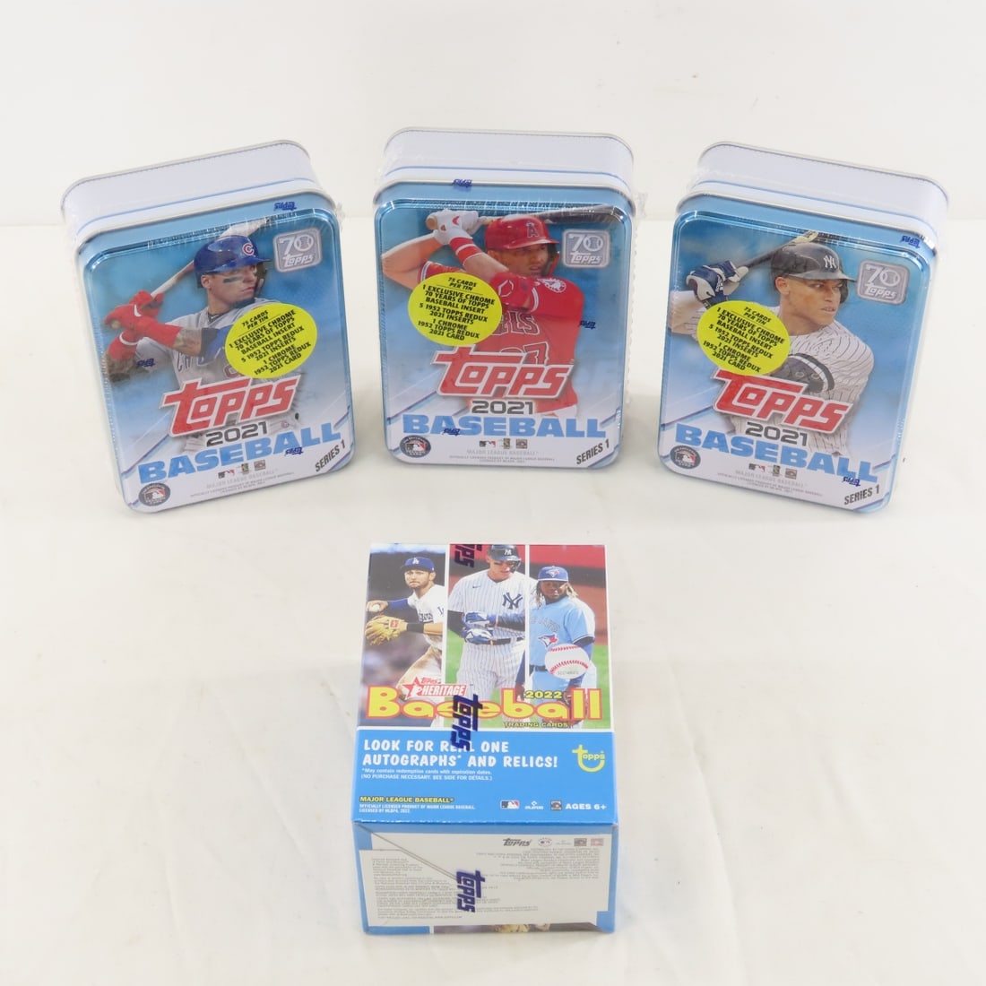 3 Sealed 2021 Topps Baseball Series 1 Tins: 3 Sealed 2021 Topps Baseball Series 1 Tins - And 2022 Topps Heritage Baseball Factory Sealed Blaster Box. Lot Size 9x6x4" 3 LB All information and photos are intended to be as accurate as possible,