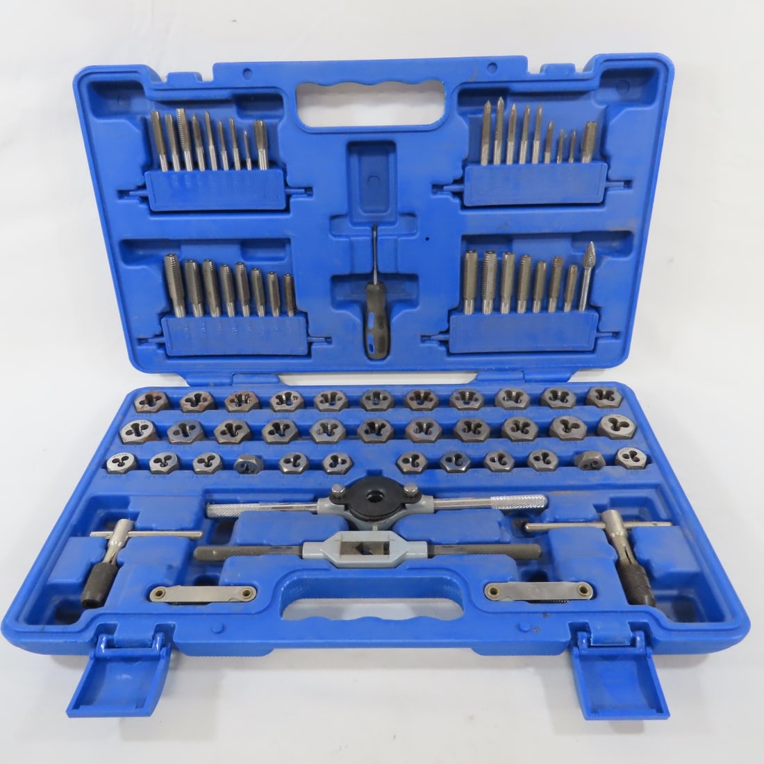 Cornwell CTG1655B 75pc Metric/SAE Tap & Die Set: Cornwell CTG1655B 75pc Metric/SAE Tap & Die Set - With Case. LOT SIZE: 17x10x3" 6 LBS All information and photos are intended to be as accurate as possible, but errors are possible. No item may be