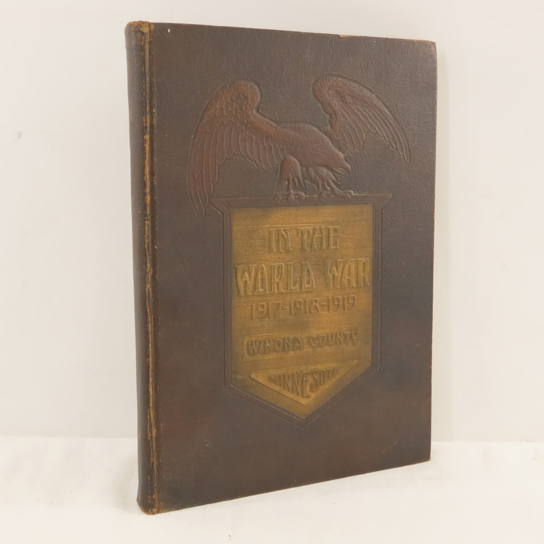 Winona County Minnesota In The World War Book: Winona County Minnesota In The World War Book - 1917-1918-1919 Published by Buckee Mears Co. St. Paul, Minn. Copyright 1920. Worn hardcover book, loose pages and sections of pages. LOT SIZE: 12x9x1"