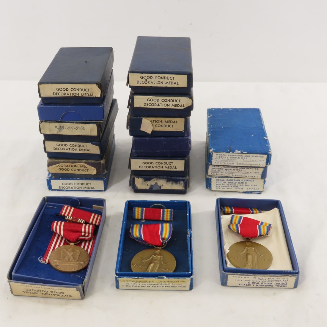 18 Vintage Boxed Army Good Conduct Medals: 18 Vintage Boxed Army Good Conduct Medals - LOT SIZE: 8x6x6" 2 LBS All information and photos, which are part of the description) are intended to be as accurate as possible, but errors are possible.