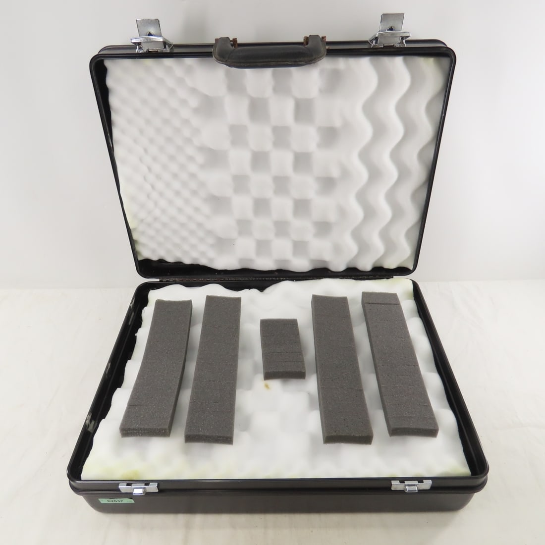 German Sudhaus Padded Case: German Sudhaus Padded Case - missing key (can find online), LOT SIZE: 21x16x8" 10 LBS All information and photos, which are part of the description) are intended to be as accurate as possible, but