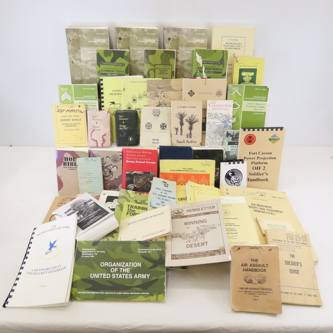 Collection of US Military Handbooks & Guides: Collection of US Military Handbooks & Guides - Military Police Skill Level, Soldier's Trainer's Guide, Manual of Common Tasks, Battle Handbook, Air Assault Handbook, Battalion Training, Air Movement