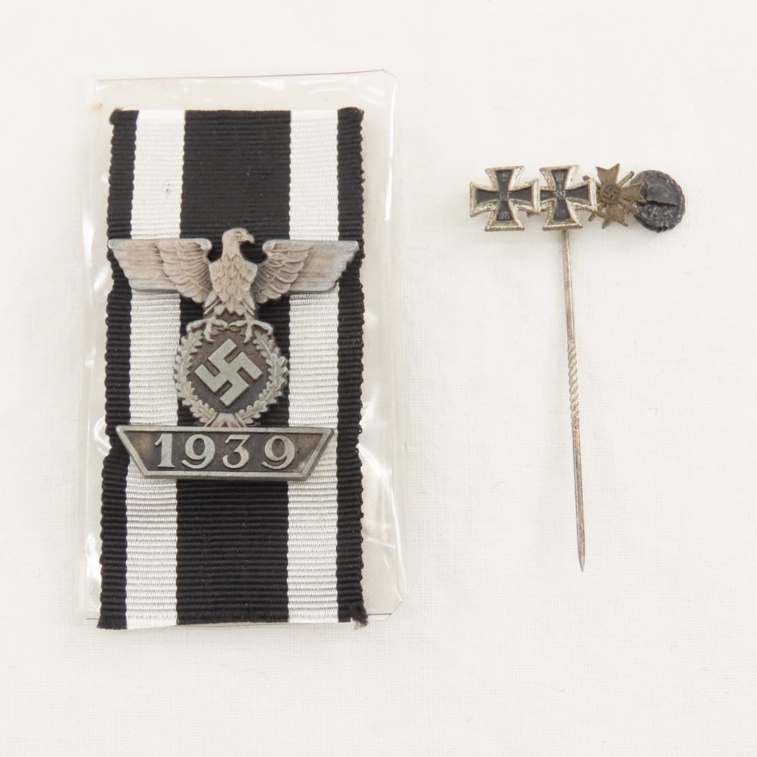 1939 Clasp to the Iron Cross with Ribbon, Stickpin: 1939 Clasp to the Iron Cross with Ribbon, Stickpin - 1939 Claps to the Iron Cross with ribbon & 4 medal Stick Pin. LOT SIZE: 3x3x3" 1 LB All information and photos, which are part of the description)