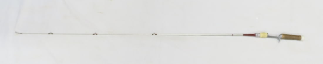 Vintage 1947 Southbender Beryllium Copper Rod: Vintage 1947 Southbender Beryllium Copper Rod - South Bend "South Bender" No. 411. innovative fishing rod First Introduced in 1947. Made from Non Magnetic Copper Beryllium. One-Piece 4'11". LOT SIZE: