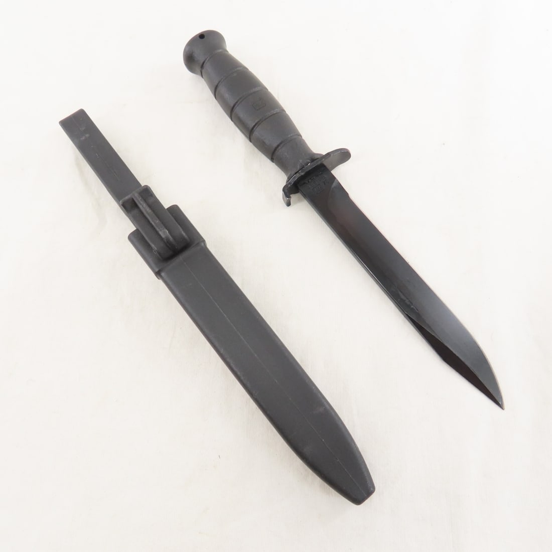Glock 78 Field Knife Austrian Army with sheath: Glock 78 Field Knife Austrian Army with sheath - LOT SIZE: 12x3x2" 1 LB All information and photos, which are part of the description) are intended to be as accurate as possible, but errors are