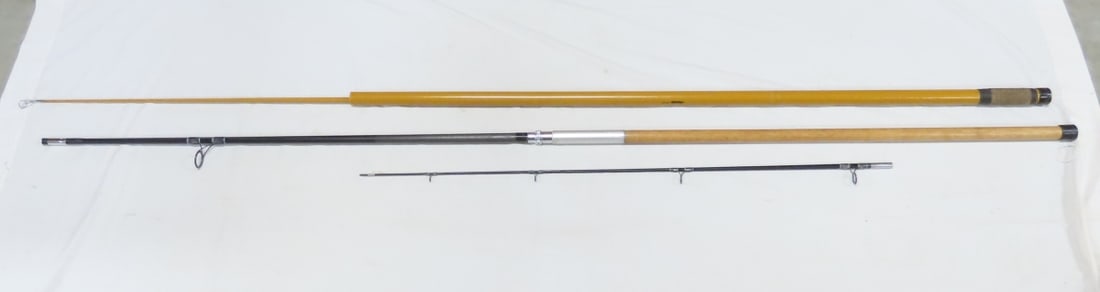 Lamiglas SB1684E Telescopic Pole & 3 Pc Pole: Lamiglas SB1684E Telescopic Pole & 3 Pc Pole - Lamiglas SB1684E 2-Piece Telescopic 11'6", and unbranded 3-Piece w/Wood Handle 10'9"(missing tip). LOT SIZE: All information and photos, which are part o