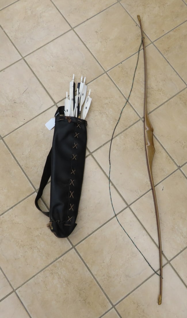 Vintage Custom Wood Longbow, Quiver & Arrows: Vintage Custom Wood Longbow, Quiver & Arrows - 52" bow- completely unmarked, beautiful multi wood, 3 3 blade broadhead arrows and 5 field point arrows, stringer and hand made leather quiver. LOT